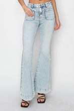 Загрузить изображение в средство просмотра галереи, Risen Patch Pocket Flared Leg Light Blue Washed Denim Jeans