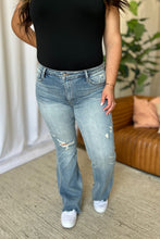 Carica l'immagine nel visualizzatore di Gallery, Judy Blue Mid Rise Tummy Control Blue Wash Denim Flared Leg Jeans