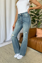 Carica l'immagine nel visualizzatore di Gallery, Judy Blue Mid Rise Tummy Control Blue Wash Denim Flared Leg Jeans