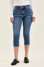 Load image into Gallery viewer, Judy Blue Mid-Rise Stretch Capri Jeans