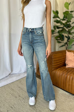 Carica l'immagine nel visualizzatore di Gallery, Judy Blue Mid Rise Tummy Control Blue Wash Denim Flared Leg Jeans