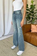 Carica l'immagine nel visualizzatore di Gallery, Judy Blue Mid Rise Tummy Control Blue Wash Denim Flared Leg Jeans