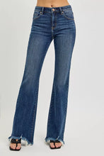 Carica l&#39;immagine nel visualizzatore di Gallery, RISEN Mid Rise Chewed Frayed Hem Flared Leg Jeans
