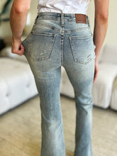 Carica l&#39;immagine nel visualizzatore di Gallery, Judy Blue High Waist Flared Leg Blue Wash Denim Jeans
