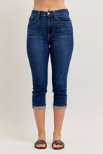 Cargar imagen en el visor de la galería, Judy Blue High Waist Capri Jeans with Single Cuff
