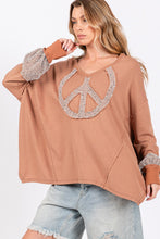 Загрузить изображение в средство просмотра галереи, SAGE + FIG Peace Sign Mineral Wash Terry Knit Top
