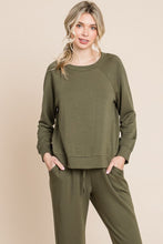 Cargar imagen en el visor de la galería, Super Lady Olive Green Top and Pants Lounge Set
