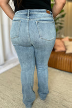 Cargar imagen en el visor de la galería, Judy Blue Mid Rise Blue Wash Denim Bootcut Jeans
