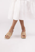 Carica l&#39;immagine nel visualizzatore di Gallery, Fortune Dynamic Natural Tone Raffia Heeled Mule Sandals
