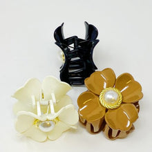 Carregar imagem no visualizador da galeria, Loved By Coco Flower Hair Claw Set
