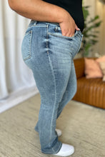 Cargar imagen en el visor de la galería, Judy Blue Mid Rise Blue Wash Denim Bootcut Jeans
