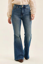 Carregar imagem no visualizador da galeria, Judy Blue Double Button Tummy Control Flared Leg Jeans
