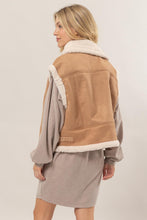 Carregar imagem no visualizador da galeria, HYFVE Fur-Contrast Zip Up Suede Vest
