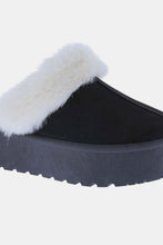 Ladda upp bild till gallerivisning, Weeboo Black Thick Bottom Fur Trim Snow Slip Ons
