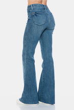 Carregar imagem no visualizador da galeria, Judy Blue Tummy Control Raw Hem Blue Wash Denim Flared Leg Jeans
