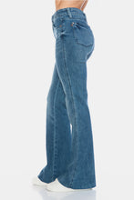 Carregar imagem no visualizador da galeria, Judy Blue Tummy Control Raw Hem Blue Wash Denim Flared Leg Jeans
