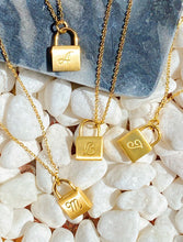 Carregar imagem no visualizador da galeria, Scripted Notes Locket Initial Necklace
