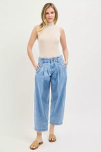 Carregar imagem no visualizador da galeria, RISEN Slouchy Crop Barrel Pleated Jeans
