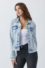 Carregar imagem no visualizador da galeria, RISEN Button Up Washed Denim Jacket
