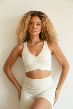 Carica l&#39;immagine nel visualizzatore di Gallery, Otos Active White Ivory Seamless Biker Shorts Set
