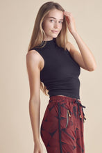 Carregar imagem no visualizador da galeria, Yelete Solid Color Mock Neck Cropped Ribbed Knit Top
