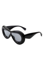 Загрузить изображение в средство просмотра галереи, Oversize Retro Oval Modern Chic Fashion Sunglasses
