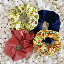 Carica l&#39;immagine nel visualizzatore di Gallery, Ellison and Young Orchard Sweet Hair Scrunchie Set Of 4

