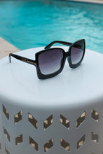 Carregar imagem no visualizador da galeria, Julia Rose Black Gray Megan Oversized Gradient Sunglasses
