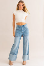 Carica l&#39;immagine nel visualizzatore di Gallery, High-Waisted Wide Leg Cuffed Jeans
