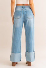 Carica l&#39;immagine nel visualizzatore di Gallery, High-Waisted Wide Leg Cuffed Jeans
