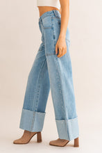 Carica l&#39;immagine nel visualizzatore di Gallery, High-Waisted Wide Leg Cuffed Jeans
