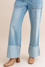 Carica l&#39;immagine nel visualizzatore di Gallery, High-Waisted Wide Leg Cuffed Jeans
