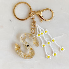 Cargar imagen en el visor de la galería, Baby Daisy Initial Key Chain
