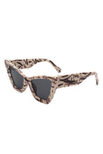 Load image into Gallery viewer, Cramilo Eyewear Square Retro Fashion Cat Eye Sunglasses
