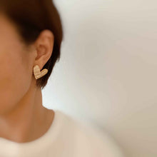 Carica l&#39;immagine nel visualizzatore di Gallery, Lara Land Heart Earrings
