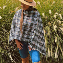 Carregar imagem no visualizador da galeria, Tweed Please Luxe Poncho
