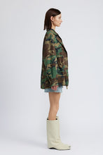 Ladda upp bild till gallerivisning, Emory Park Camo Button Down Jacket
