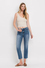 Carica l&#39;immagine nel visualizzatore di Gallery, Mid Rise Crop Slim Straight Jeans
