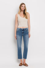 Carica l&#39;immagine nel visualizzatore di Gallery, Mid Rise Crop Slim Straight Jeans
