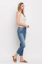 Carica l&#39;immagine nel visualizzatore di Gallery, Mid Rise Crop Slim Straight Jeans
