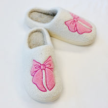 Cargar imagen en el visor de la galería, Pink Lounge Bow Cozy Slippers
