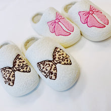 Cargar imagen en el visor de la galería, Pink Lounge Bow Cozy Slippers
