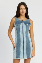 Carica l&#39;immagine nel visualizzatore di Gallery, Emory Park Color Block Blue Denim Mini Dress
