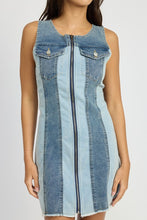 Carica l&#39;immagine nel visualizzatore di Gallery, Emory Park Color Block Blue Denim Mini Dress
