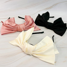 Carregar imagem no visualizador da galeria, Ellison and Young Satin Bow Headband
