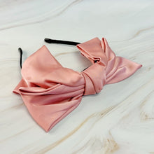 Carregar imagem no visualizador da galeria, Ellison and Young Satin Bow Headband
