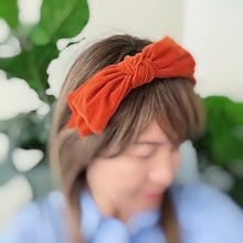 Carregar imagem no visualizador da galeria, Structured Velvet Bow Headband
