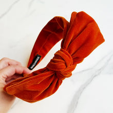 Carregar imagem no visualizador da galeria, Structured Velvet Bow Headband
