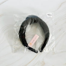 Cargar imagen en el visor de la galería, Ellison and Young Cabled Knit Knotted Headband
