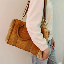 Carregar imagem no visualizador da galeria, Ellison and Young Luxe Plush Trim Tote Crossbody Bag
